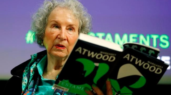 Littérature – Margaret Atwood annonce la sortie de « Les testaments », suite de son célèbre « La servante écarlate », sorti il y a 35 ans.