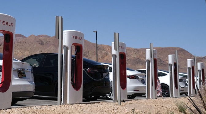 Les Californiens sommés de ne pas recharger leurs voitures électriques, après l’interdiction des voitures à essence pour 2035