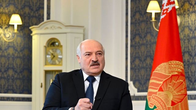 « Nous aussi, on sait couper du pain en deux »: Loukachenko se moque de McDonald’s qui quitte la Biélorussie ce 22 novembre